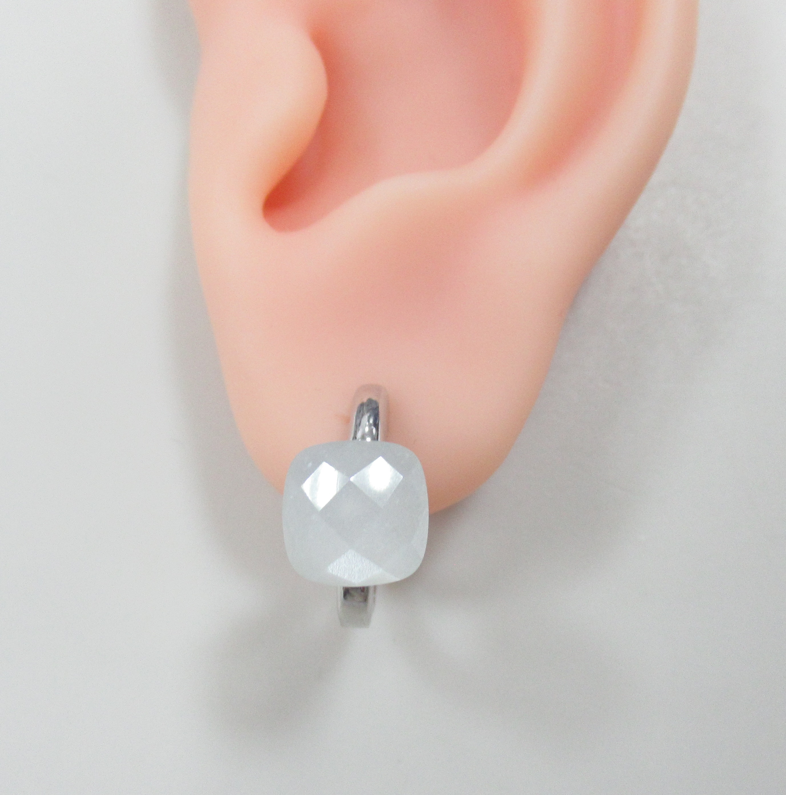 Серебряные серьги с лунными камнями